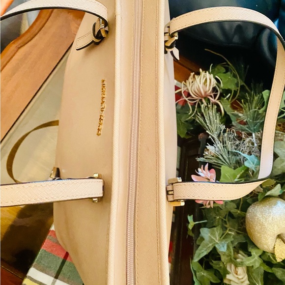 Michael Kors Jet Set Travel Tote - Picture 3 of 14